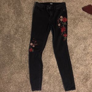 skinny jeans w/flower design
